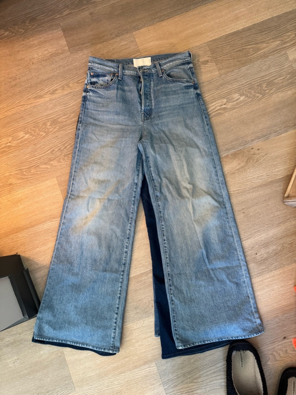 MOTHER The Ditcher Roller Sneak Jeans